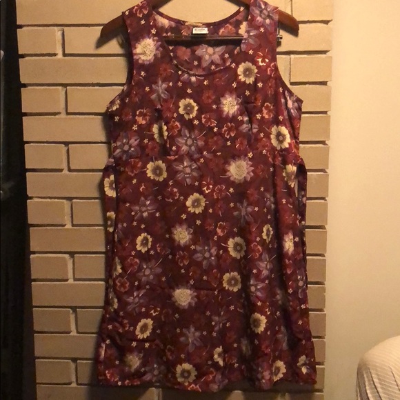 Dresses & Skirts - Cute maroon/purple floral dress.